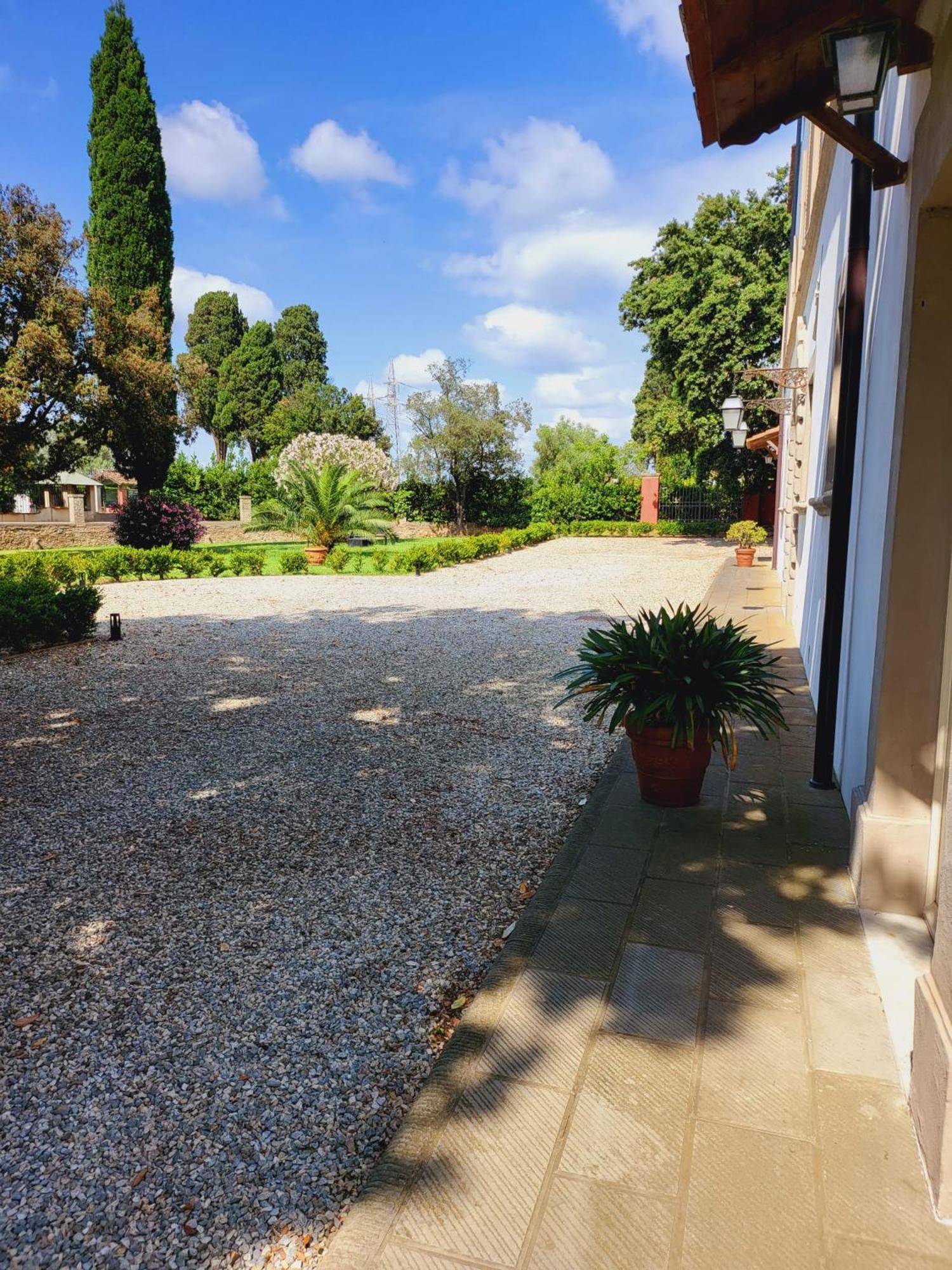 La Villa Apartments - Convenient For Sardinia And Corsica - 4 Beds - Private Parking Included With Camera ليفورنو المظهر الخارجي الصورة